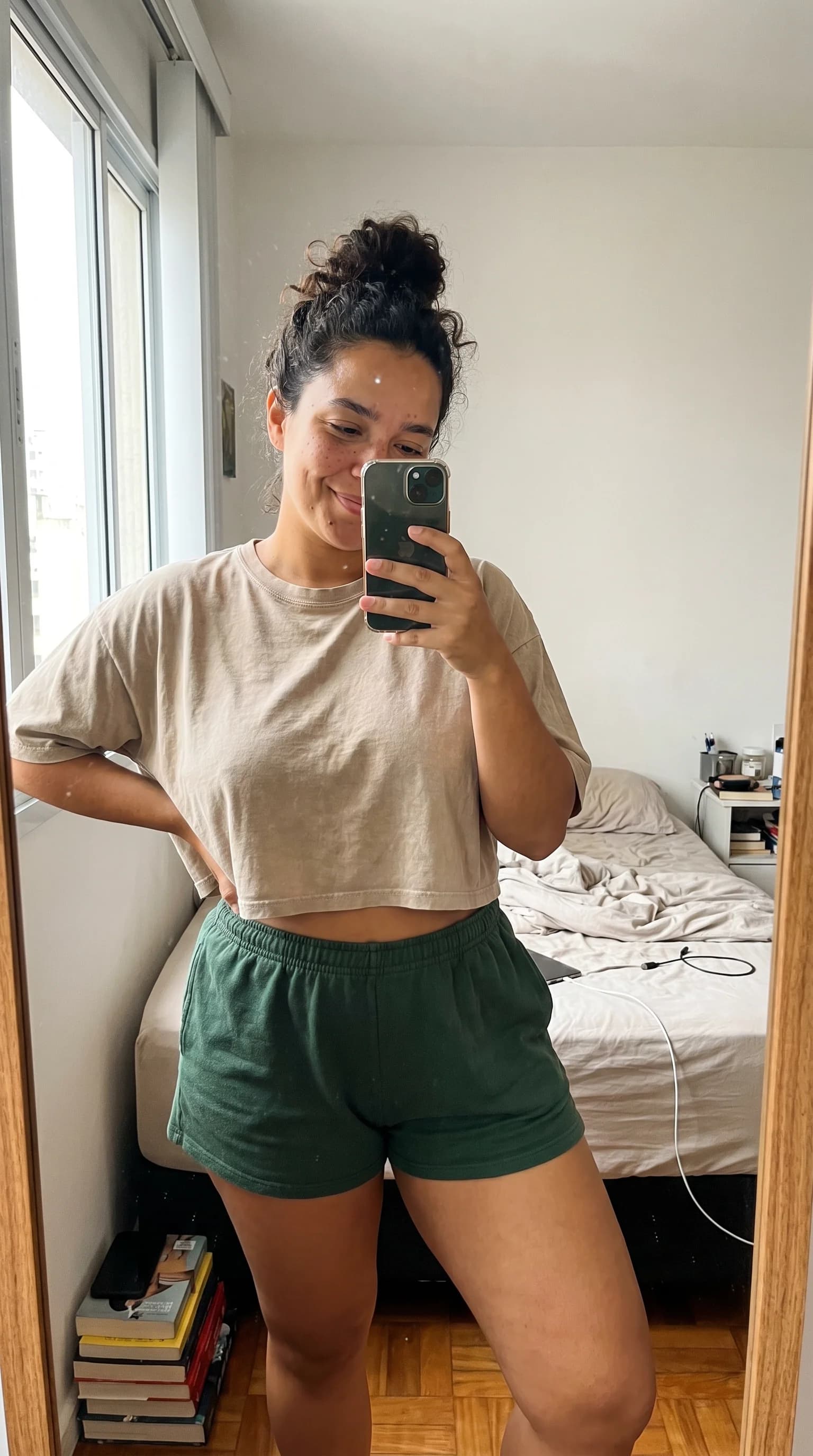 Selfie no espelho de uma mulher num quarto bagunçado, gerada com IA no Nano Banana Pro do Avatrix — parece foto de celular, não imagem gerada