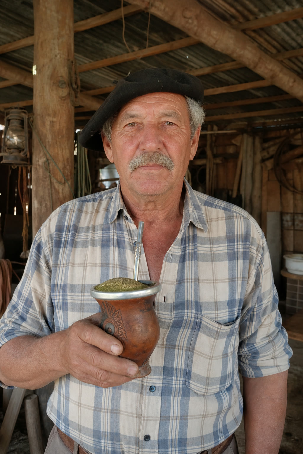 O Seu João original: a foto de referência que segura a identidade em todas as gerações.